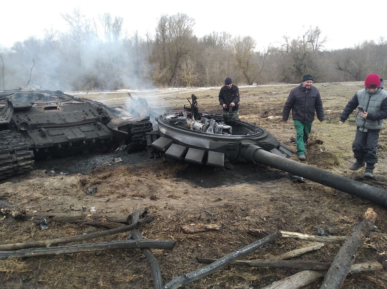 "Хто до нас із мечем прийде..." На Сумщині показали підбиту техніку росіян. Фото і відео