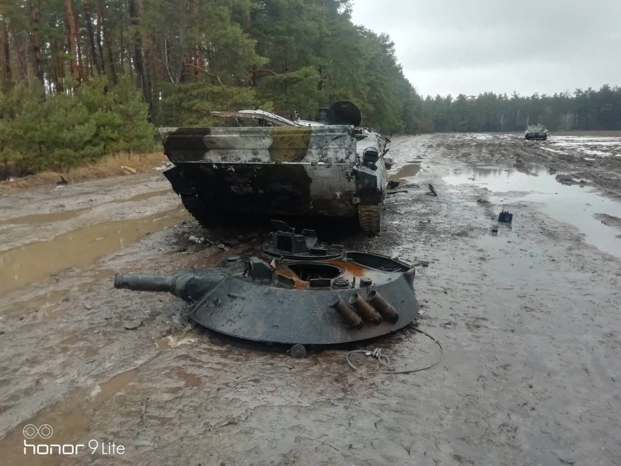 "Хто до нас із мечем прийде..." На Сумщині показали підбиту техніку росіян. Фото і відео