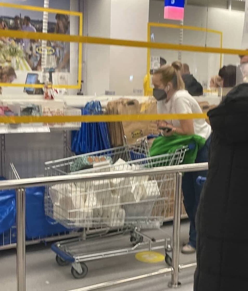 Росіяни штурмують магазини ІКЕА, які йдуть з їхнього ринку через санкції. Відео