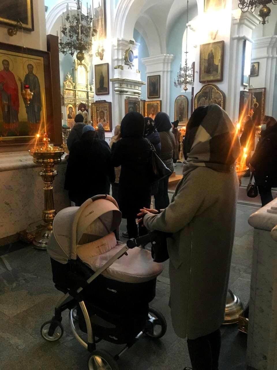 У Мінську затримали матерів білоруських солдатів, які прийшли до храму помолитись за мир. Фото