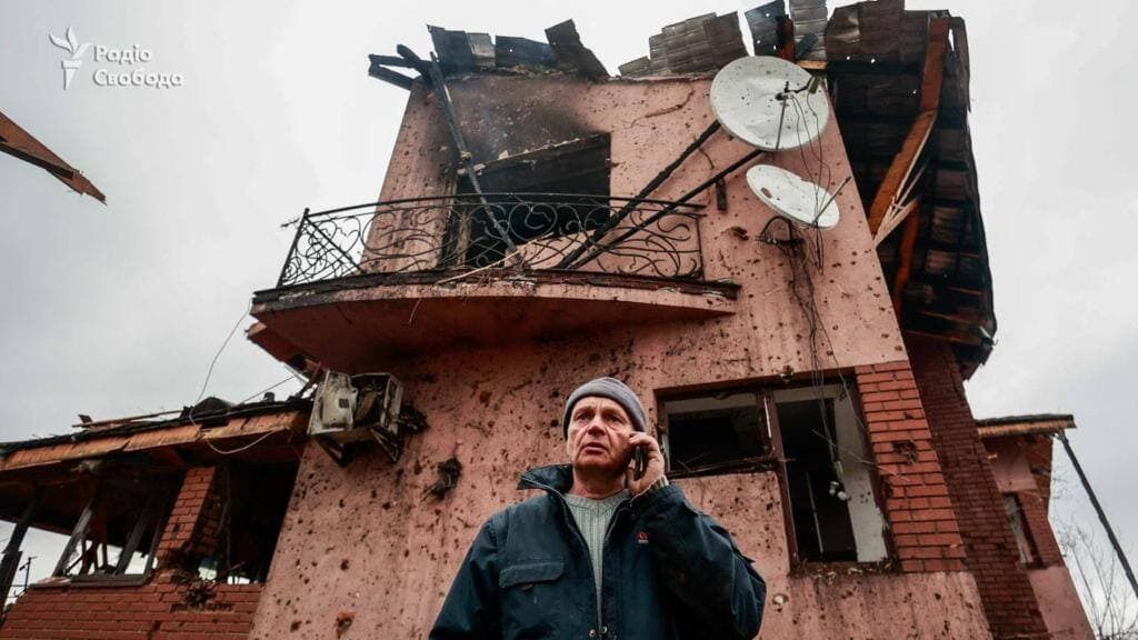 На Киевщине оккупанты нанесли авиаудар по жилым домам, здания разрушены. Фото
