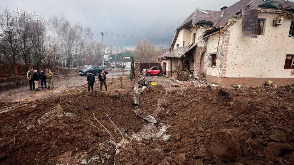 На Київщині окупанти завдали авіаудару по житлових будинках, будівлі зруйновано. Фото