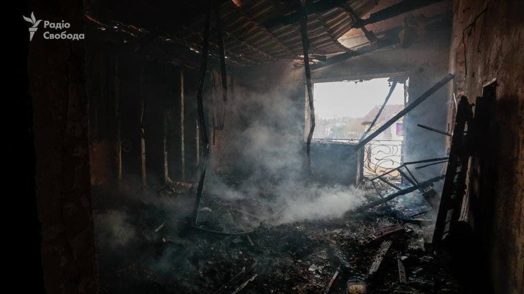 На Киевщине оккупанты нанесли авиаудар по жилым домам, здания разрушены. Фото