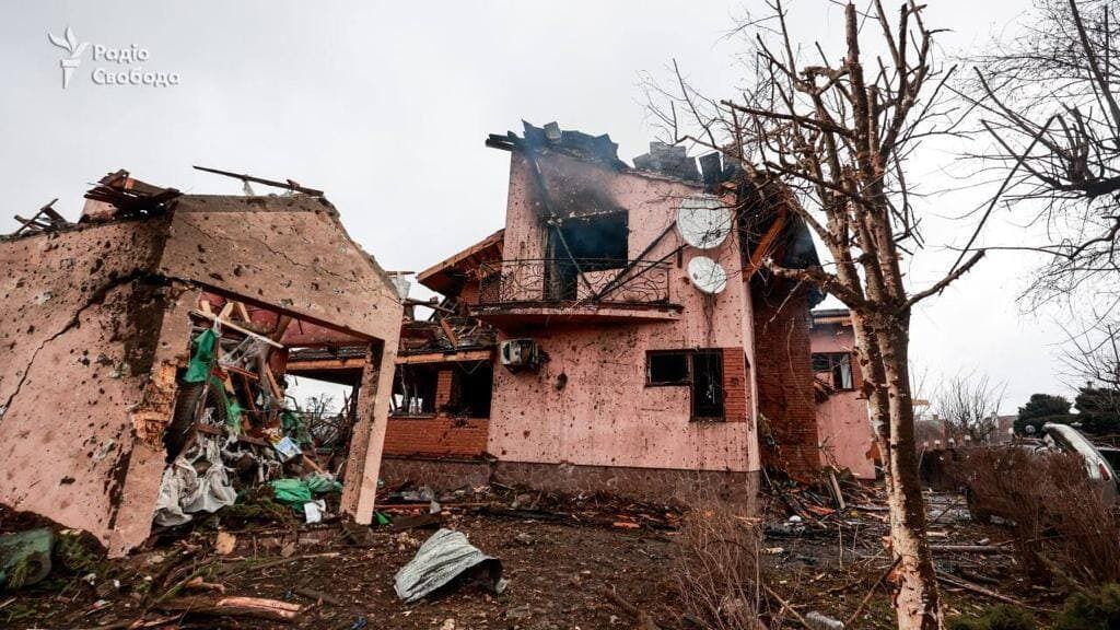 Разрушенный дом в Гатном