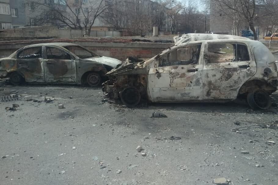 Разбитые автомобили после обстрела в Чернигове