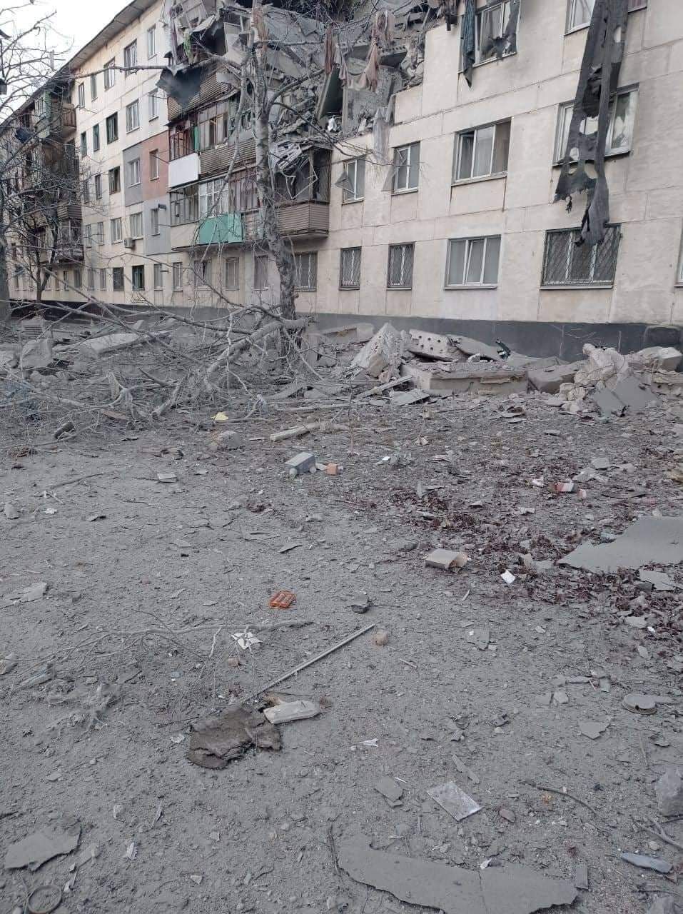 Російські окупанти обстріляли Лисичанськ, зруйновано багато будинків: люди опинилися під завалами. Фото і відео