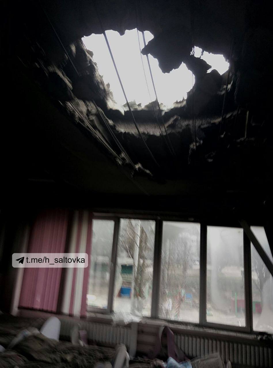 Дыра в потолке детского сада в результате обстрела российскими захватчиками.