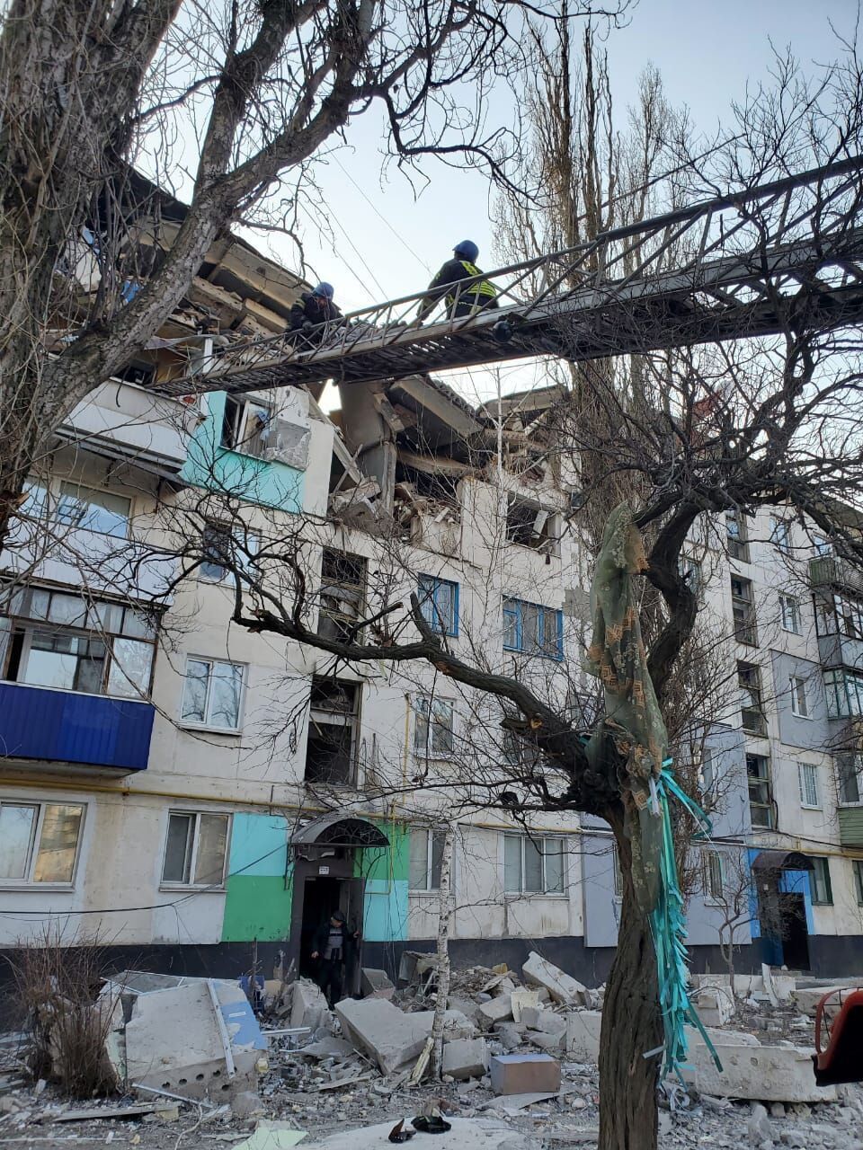 В Лисичанске спасатели достают из-под завалов пострадавших