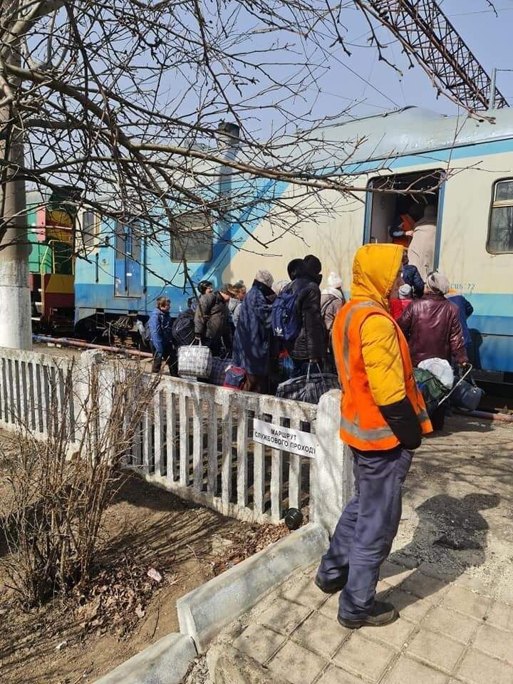Наразі в потязі перебуває 376 евакуйованих