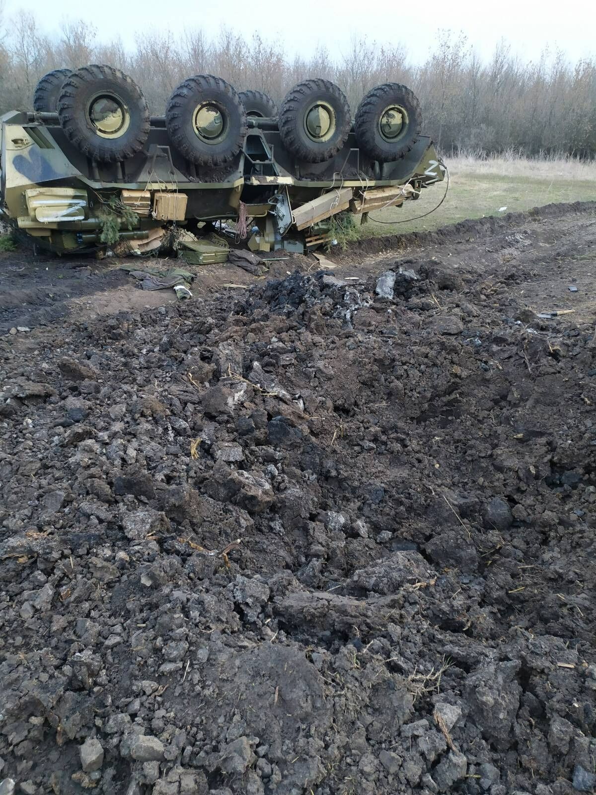 Уничтоженная бронемашина противника.