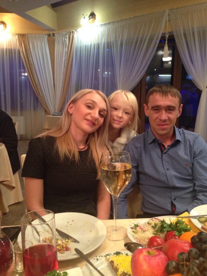 Алексей с женой и дочкой