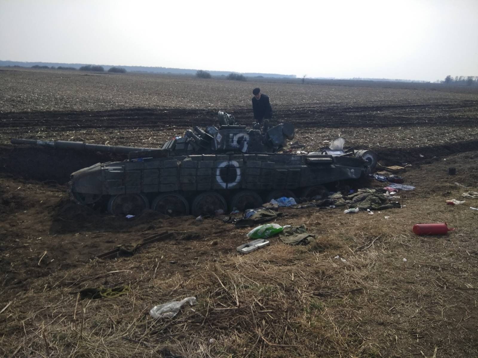 Місцеві видивлялися, що там може згодитися в господарстві.