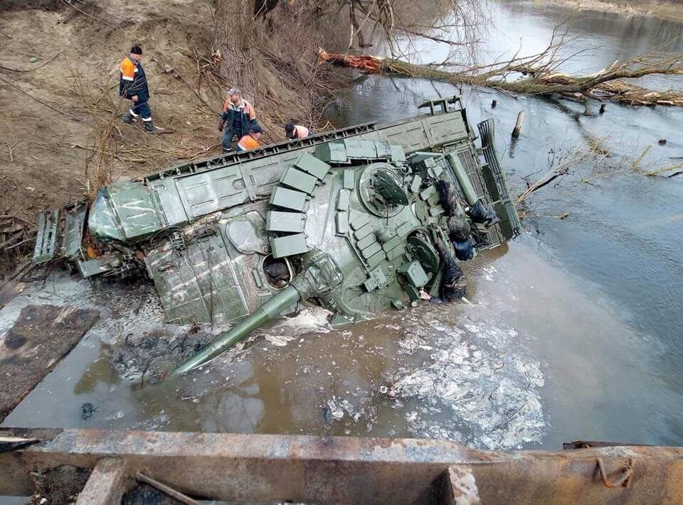 Российские оккупанты самоуничтожились прямо в танке.