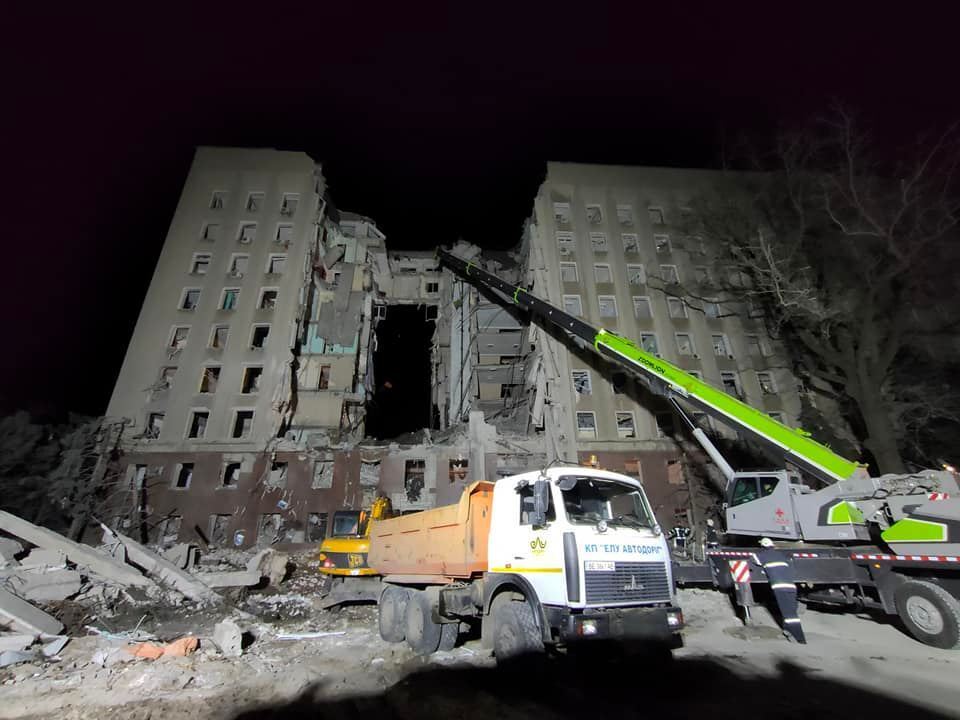 Рятувальники розбирали завали всю ніч: кількість жертв ракетного удару по ОДА в Миколаєві зросла до 20. Фото