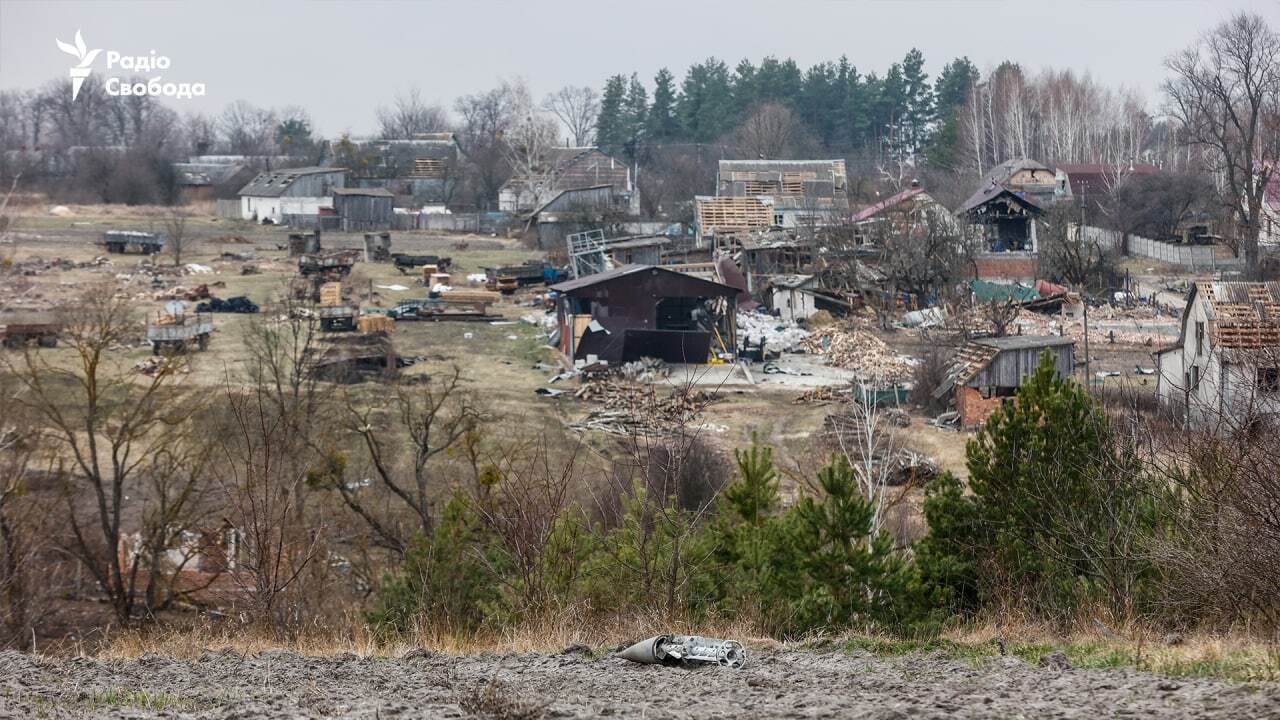 В селе Кухари на Киевщине оккупанты разрушили школу и мемориал погибшим во время ВМВ. Фото