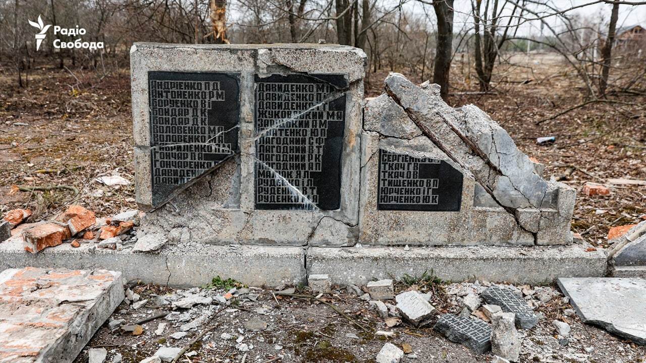 Оккупанты разрушили мемориал погибшим во время Второй мировой войны.
