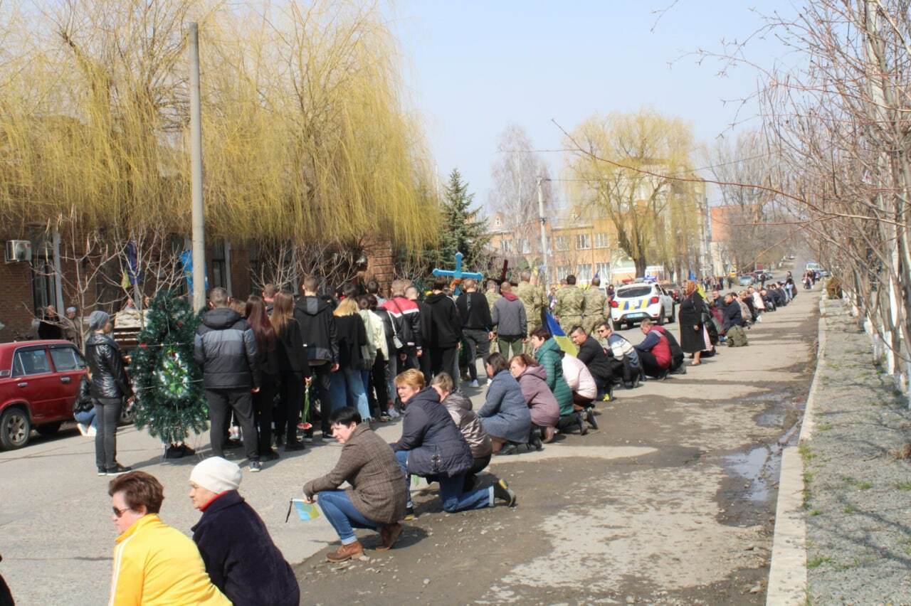 Героя України місцеві жителі проводжали навколішки