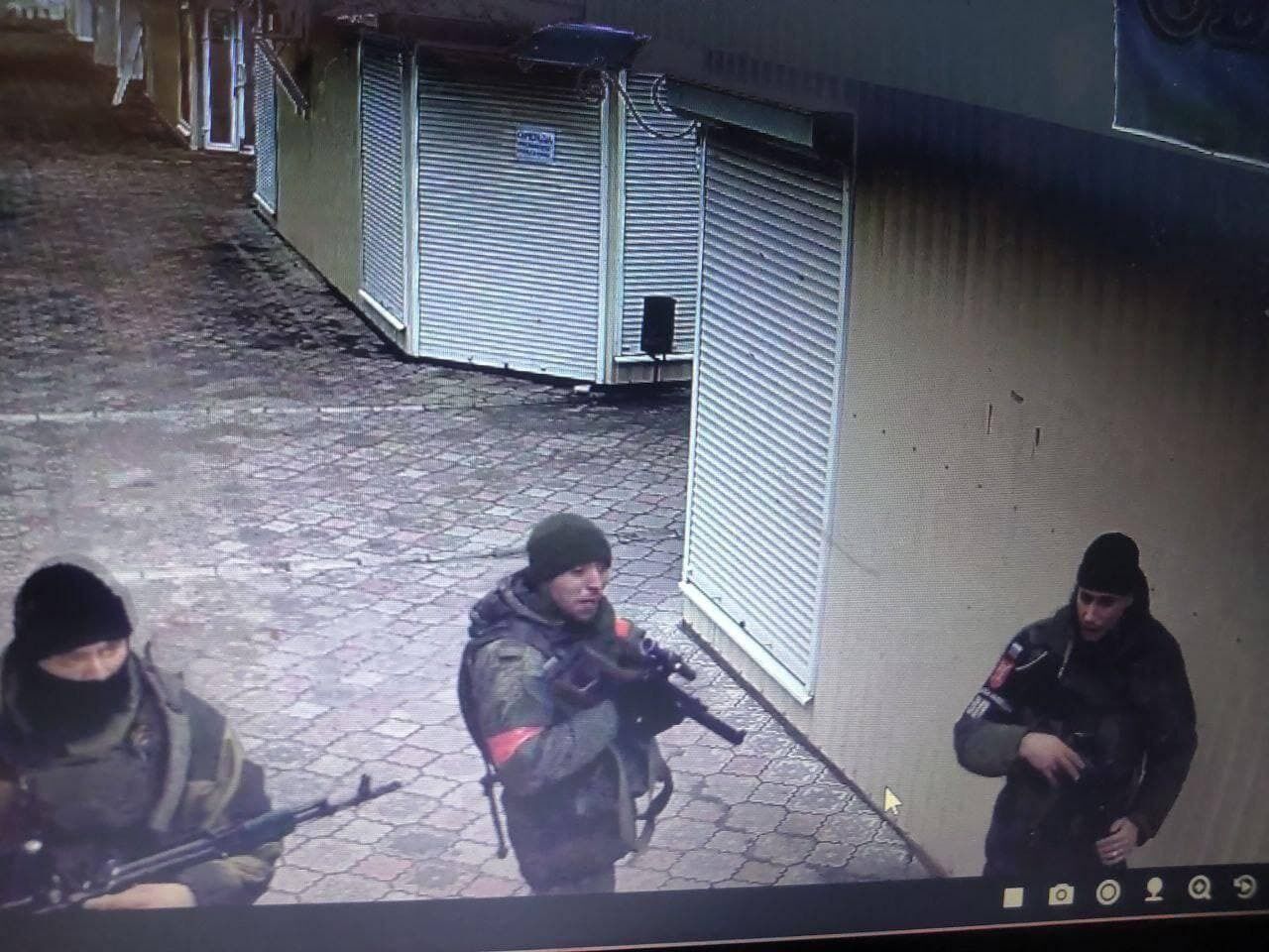 Окупанти захопили Тростянець на Сумщині: пограбували магазини та погрожують розстріляти медиків. Відео