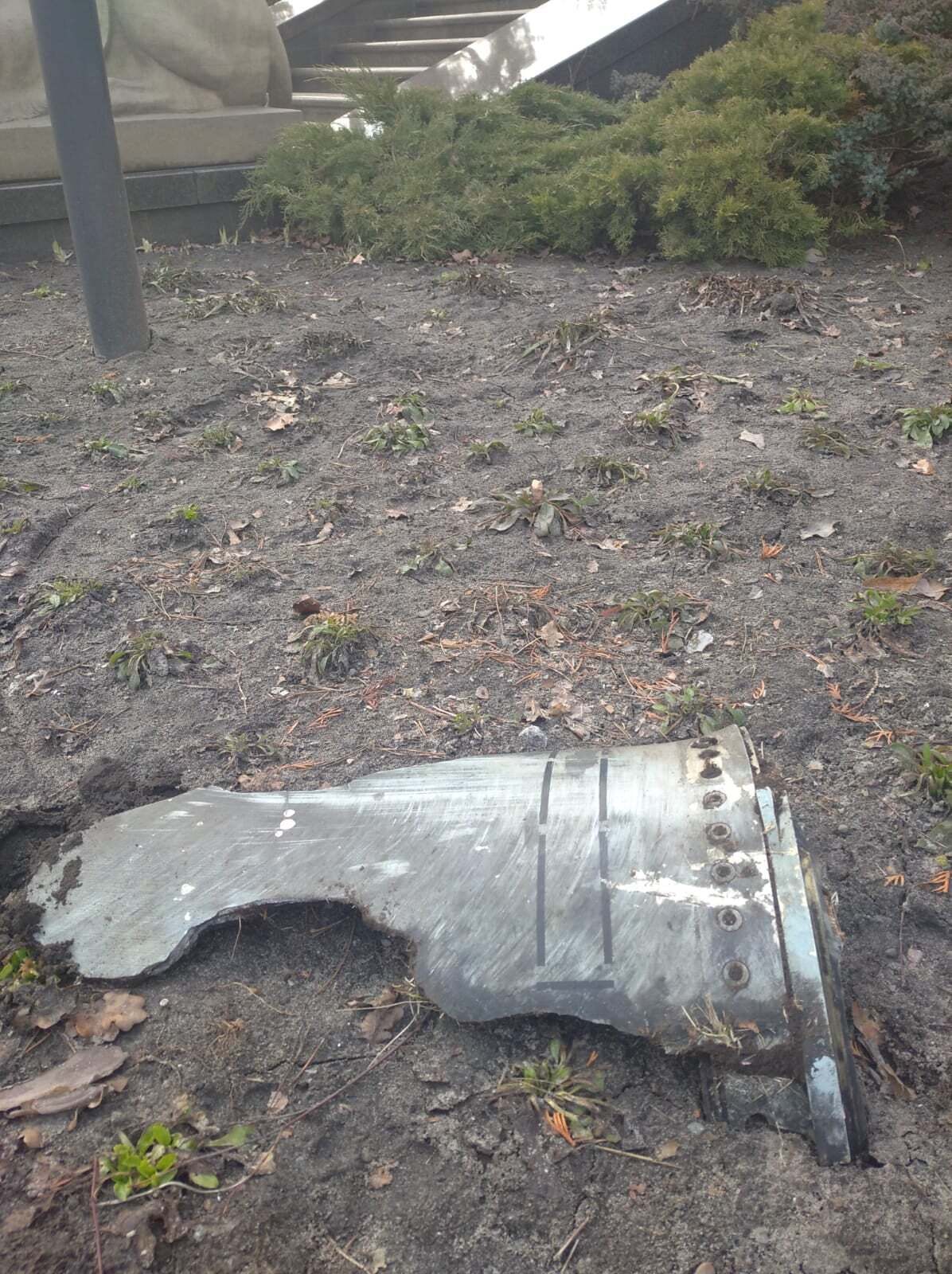 Во двор дачи Зеленского в Конча-Заспе упал обломок ракеты: президент прокомментировал. Фото