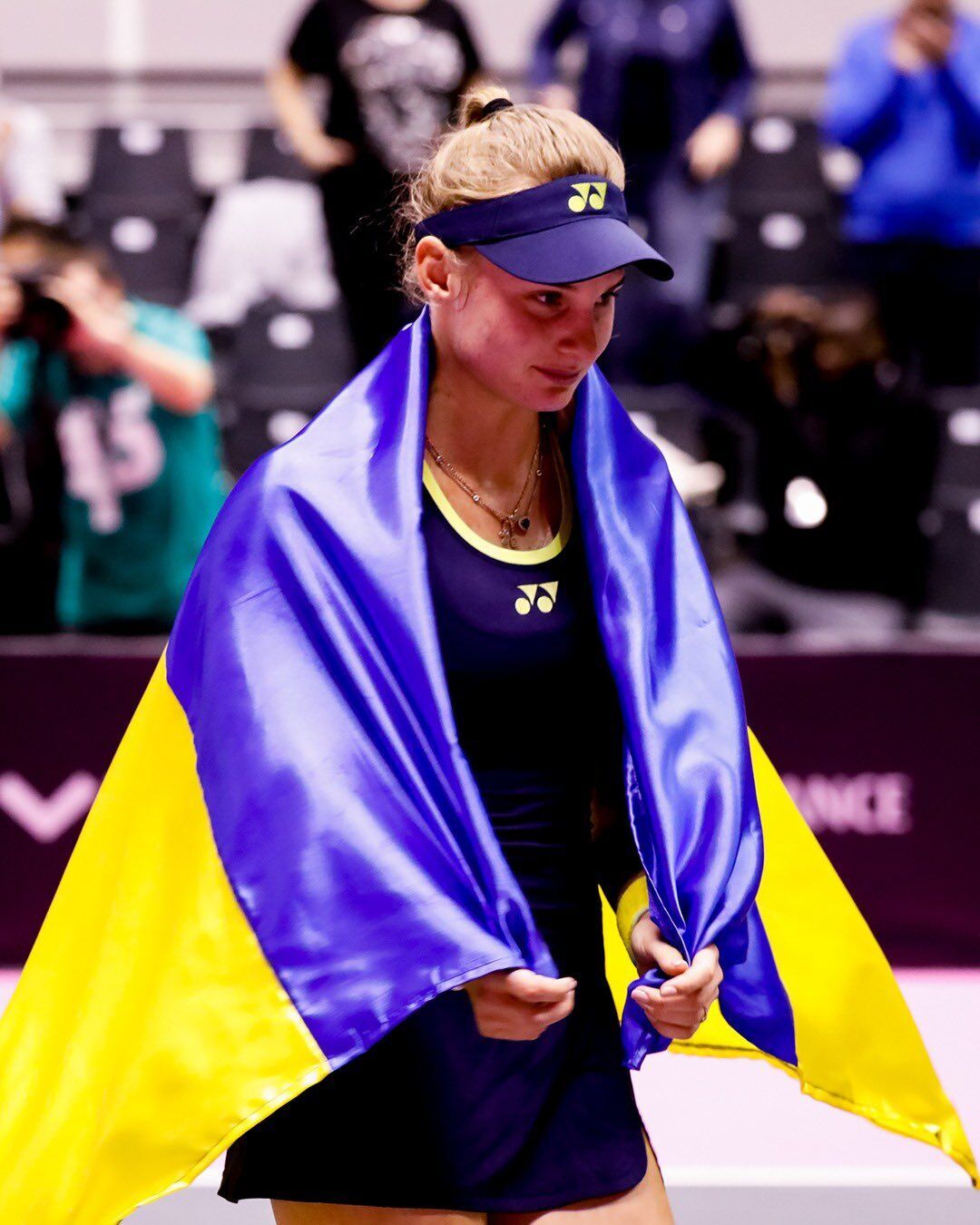 Даяна Ястремская с флагом Украины.