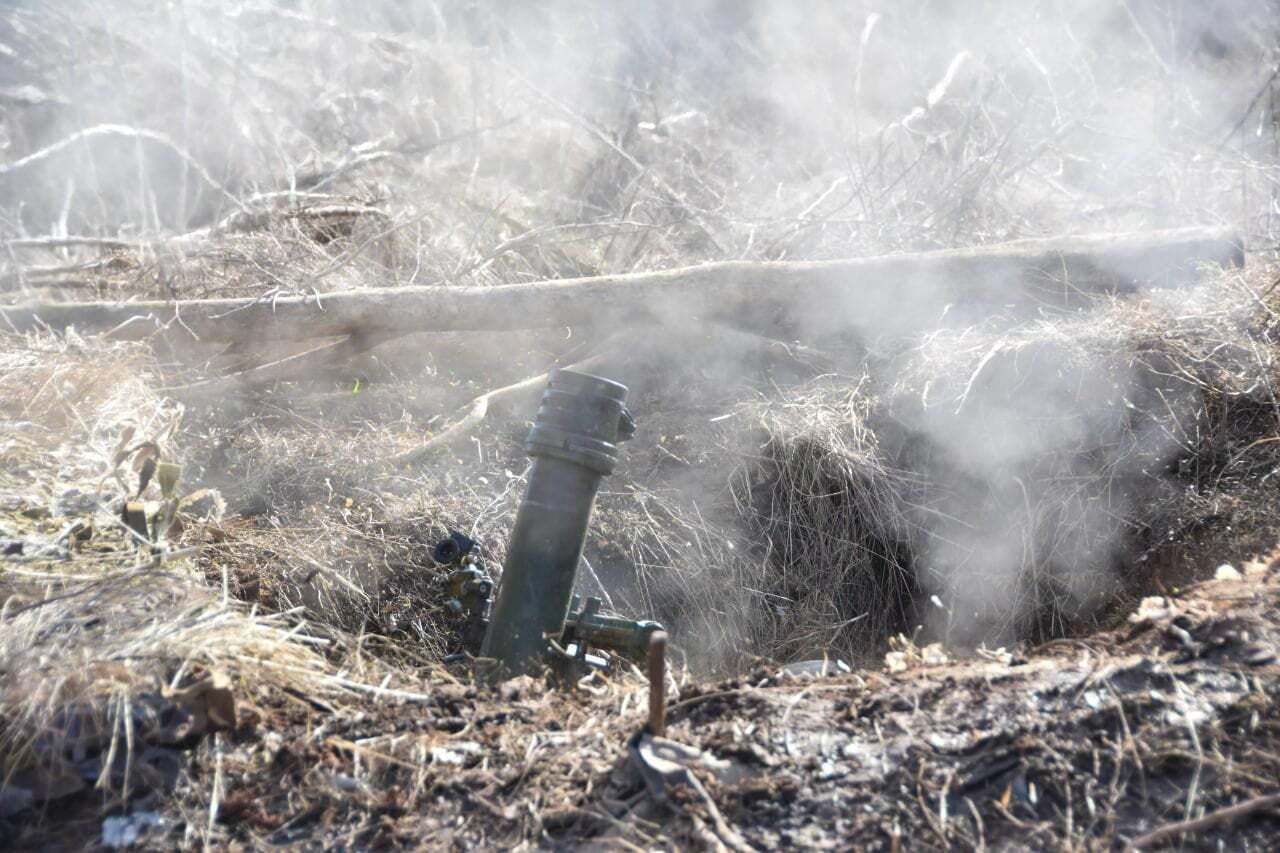 Украинские воины со снайперской точностью кладут снаряды по враждебным целям.