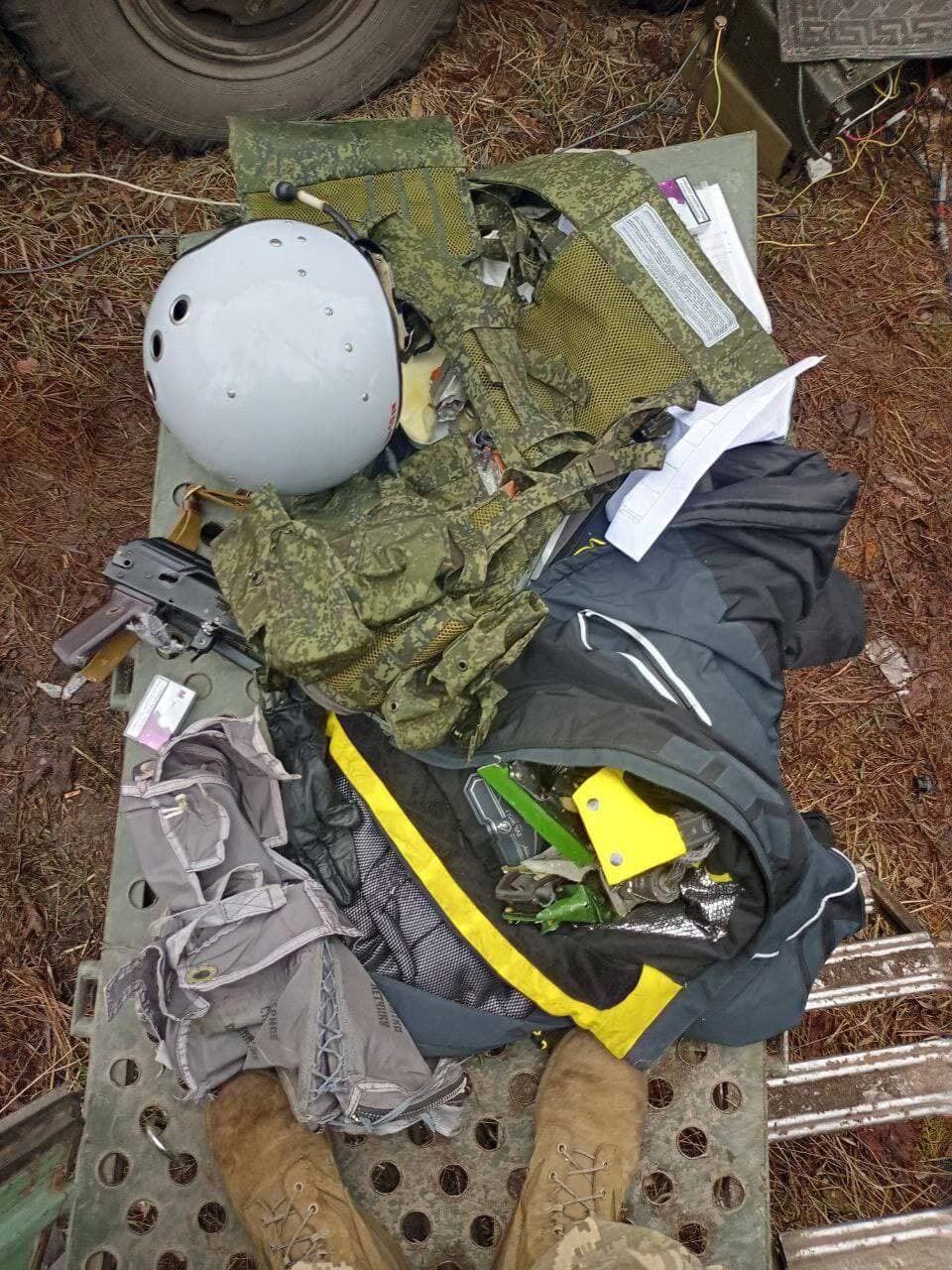 Тримав при собі важливі папери: у мережі з'явилися фото збитого російського пілота та його документів