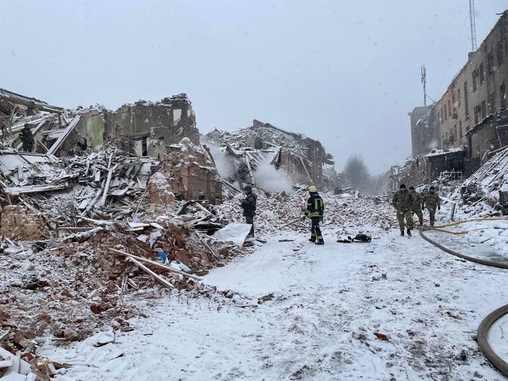 Залишки розбомбленого ворогом військового містечка