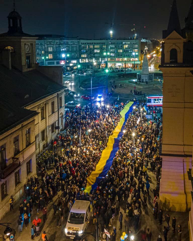 "Спеціально для російських супутників": у Польщі розгорнули 300-метровий прапор України. Фото