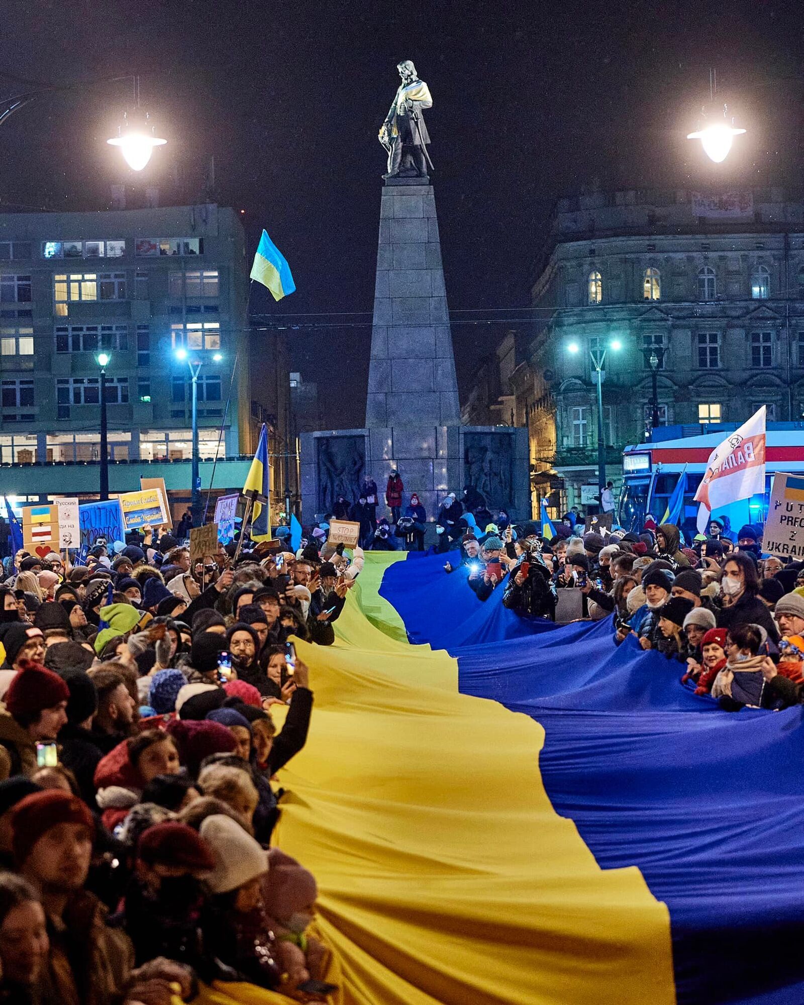 "Специально для российских спутников": в Польше развернули 300-метровый флаг Украины. Фото
