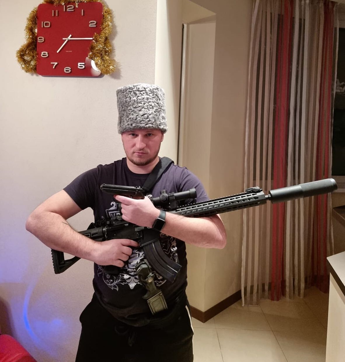 Алієв із зброєю захищає Україну.
