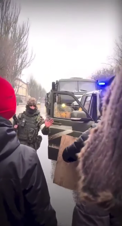 Жителі Херсона героїчно вийшли проти колони окупантів. Відео