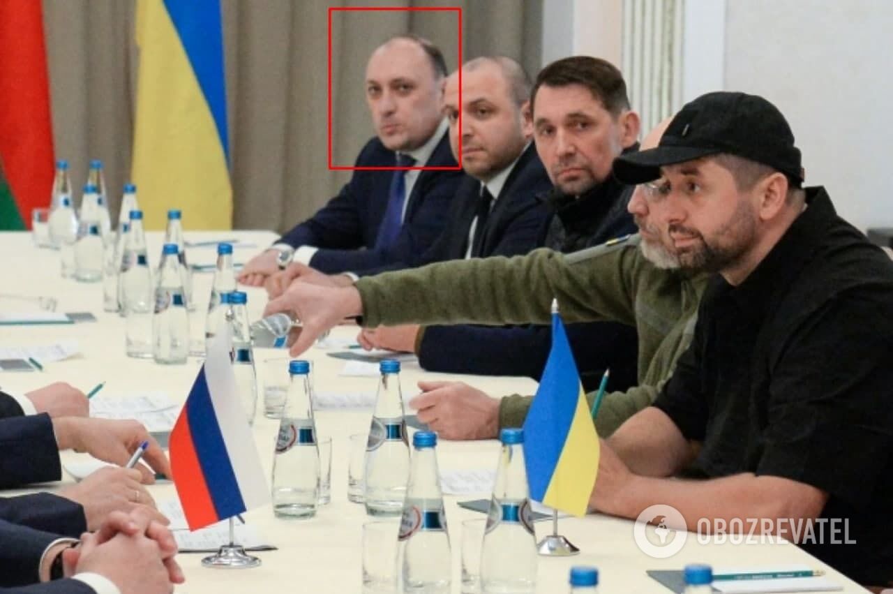 Денис Киреев за столом переговоров