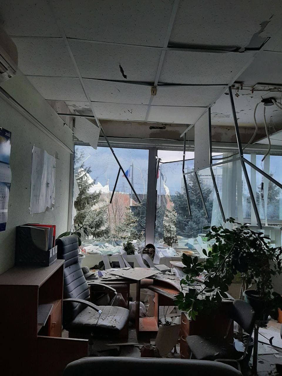 Дірки у стінах та вибиті вікна: у мережі показали наслідки атаки окупантів на адмінкорпус Запорізької АЕС. Фото