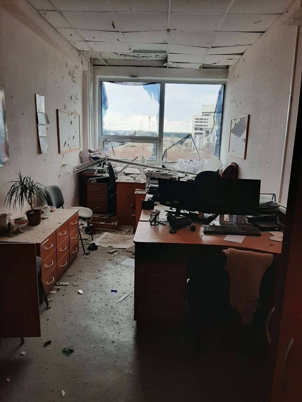 Дыры в стенах и выбитые окна: в сети показали последствия атаки оккупантов на админкорпус Запорожской АЭС. Фото