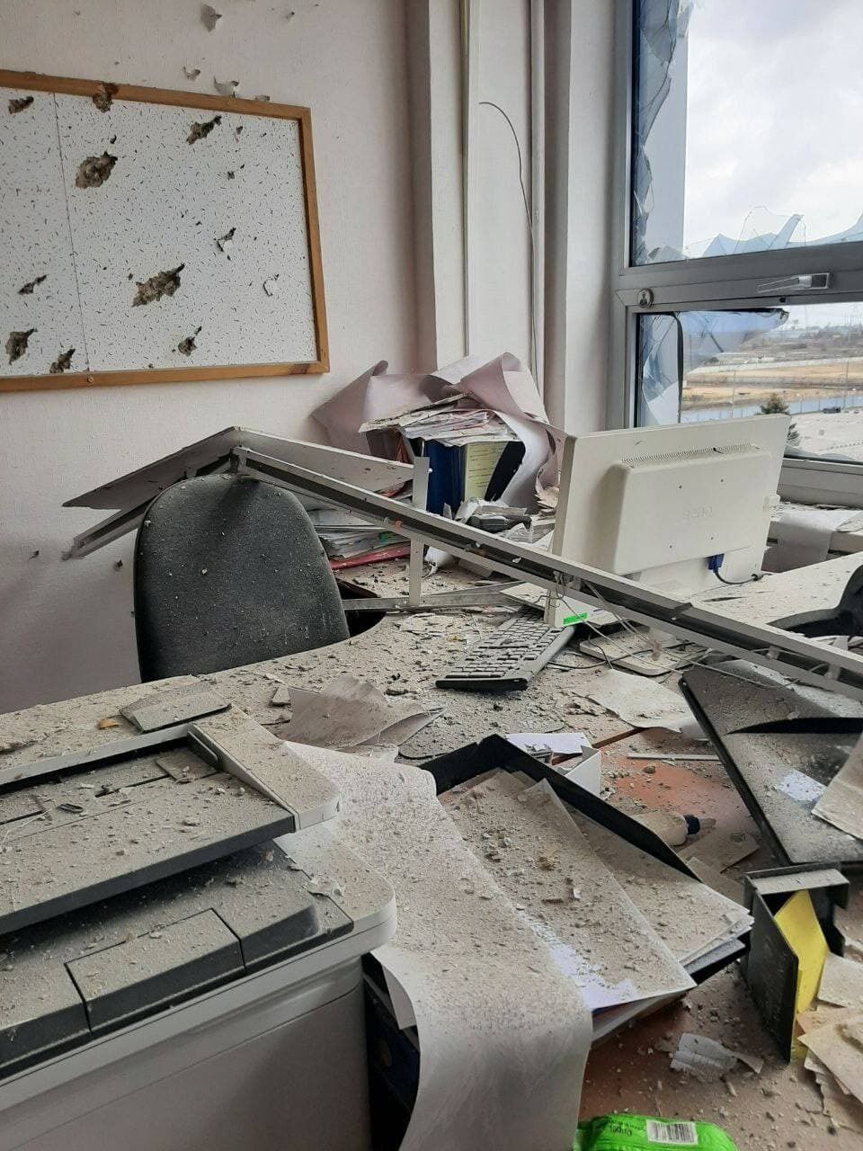 Дыры в стенах и выбитые окна: в сети показали последствия атаки оккупантов на админкорпус Запорожской АЭС. Фото
