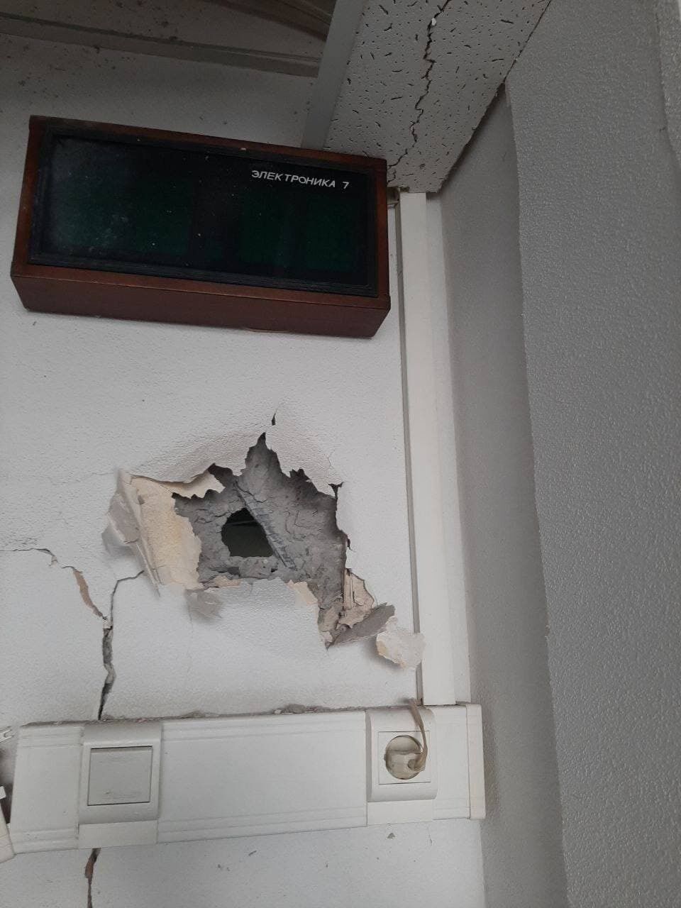 Дірки у стінах та вибиті вікна: у мережі показали наслідки атаки окупантів на адмінкорпус Запорізької АЕС. Фото
