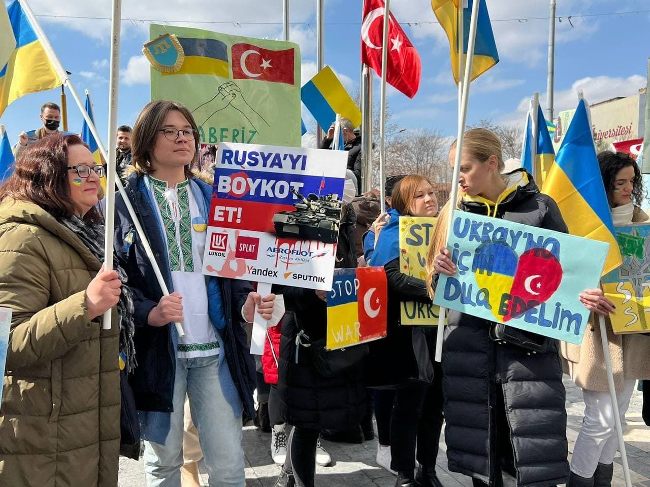 В Анкаре и Буэнос-Айресе проходят митинги в поддержку Украины