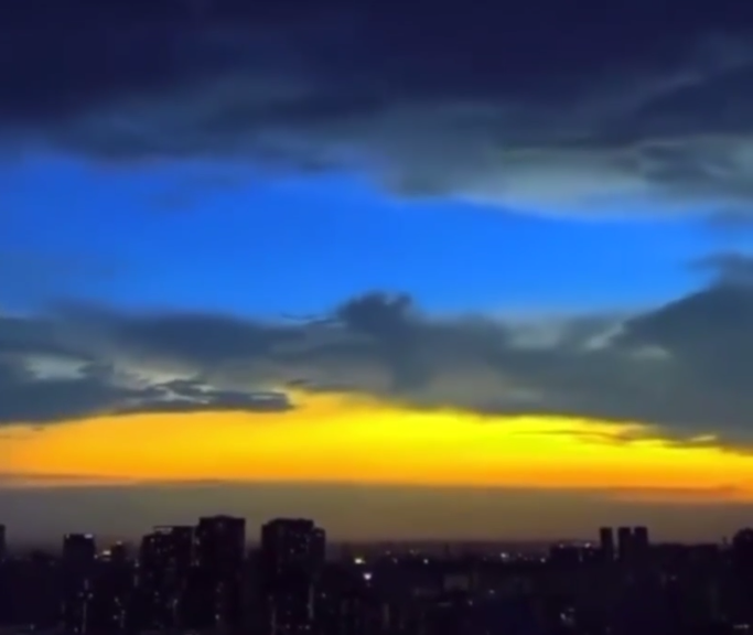 "Навіть небо нас підтримує": у мережі з'явилося "знакове" відео світанку над Києвом