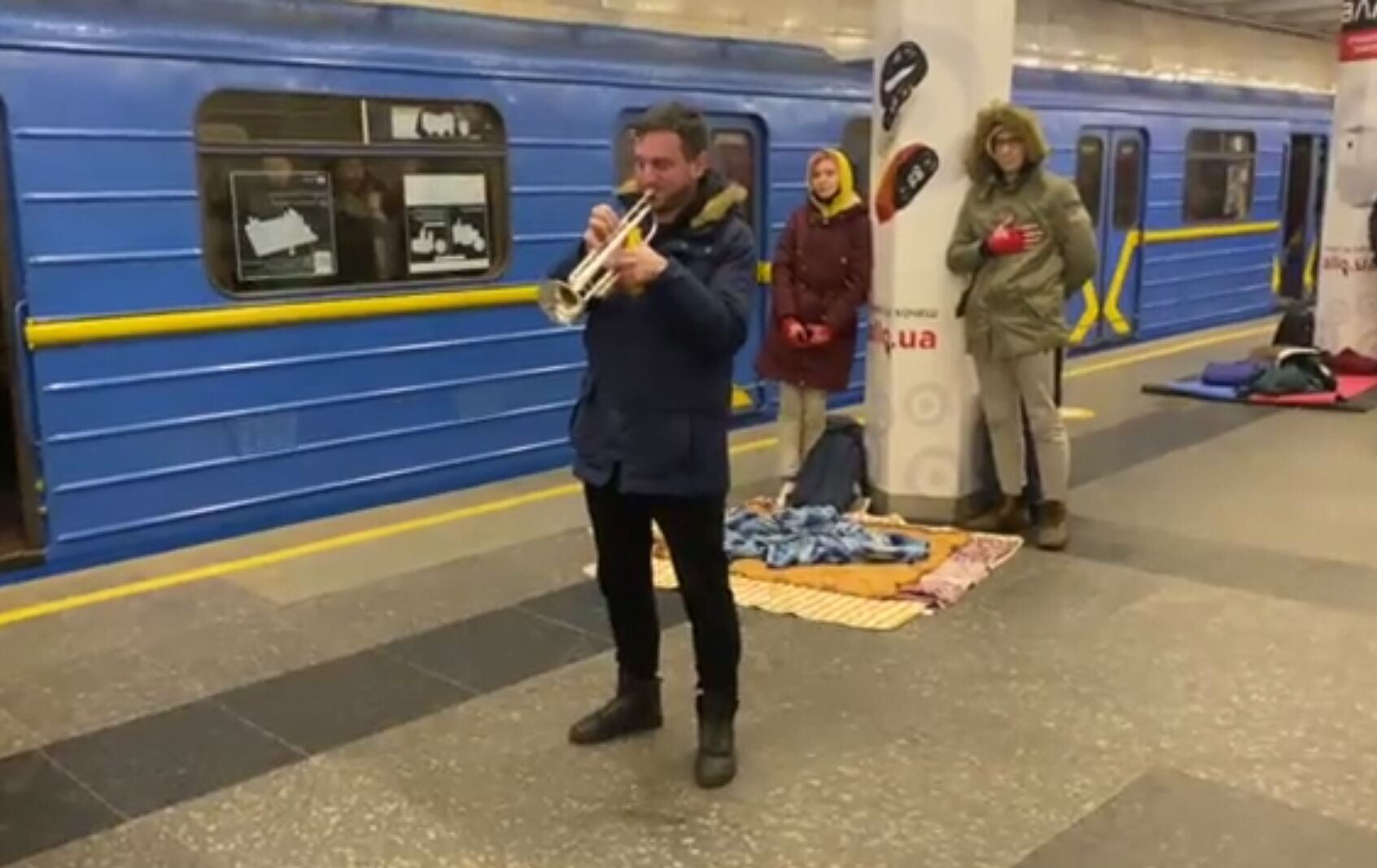 В метро Киева мужчина исполнил гимн Украины. Видео