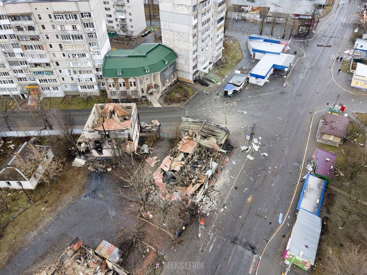 Разрушенный оккупантами дом с высоты.