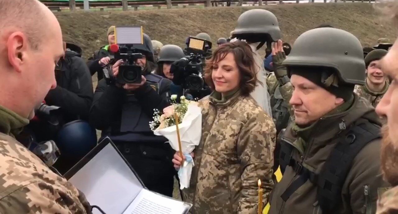 В Киеве на одном из блокпостов теробороны обвенчались защитники Украины. Фото и Видео