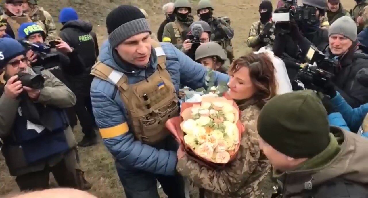 В Киеве на одном из блокпостов теробороны обвенчались защитники Украины. Фото и Видео