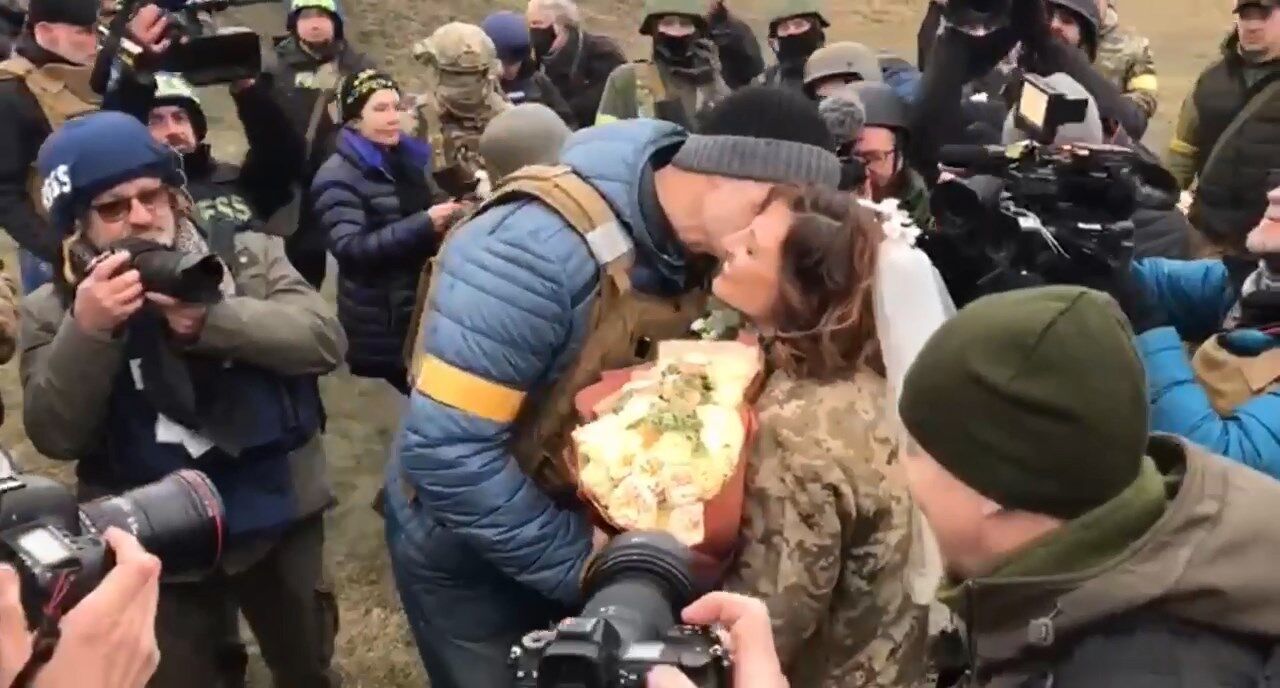 В Киеве на одном из блокпостов теробороны обвенчались защитники Украины. Фото и Видео