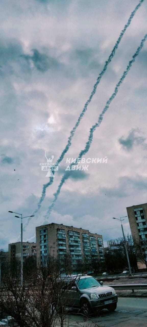 В небе над Киевом сбили ракеты оккупантов. Фото и видео