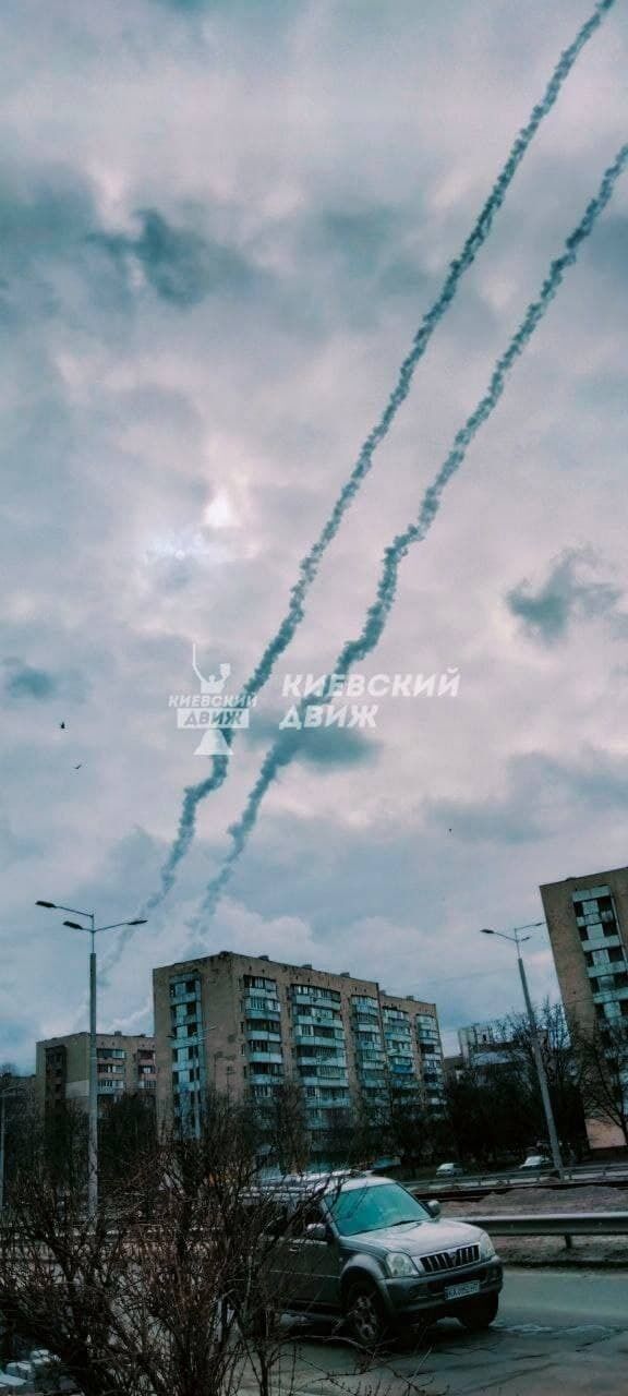У небі над Києвом збили ракети окупантів. Фото і відео