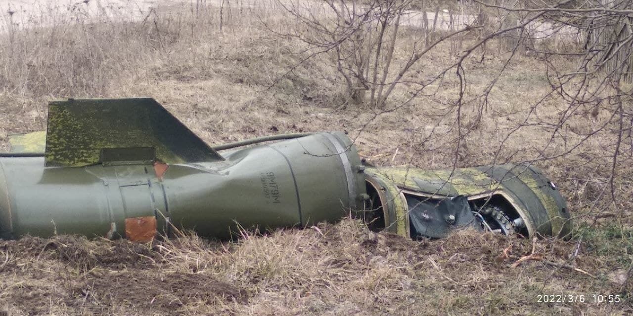 На Чернігівщині ППО збила ракету тактичного комплексу "Точка-У": її частини впали у селі. Фото