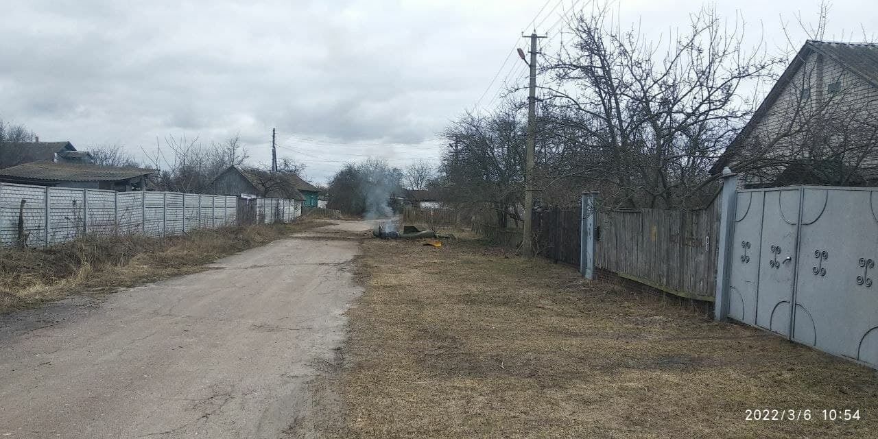 На Чернігівщині ППО збила ракету тактичного комплексу "Точка-У": її частини впали у селі. Фото