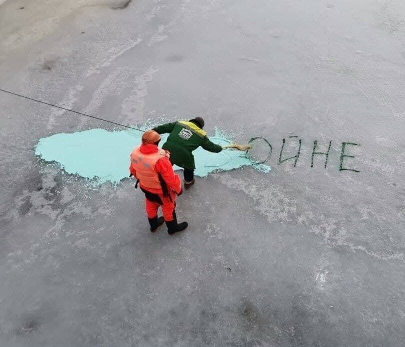 В России на льду реки протестующие написали "Нет войне": на место вызвали коммунальщиков. Фото