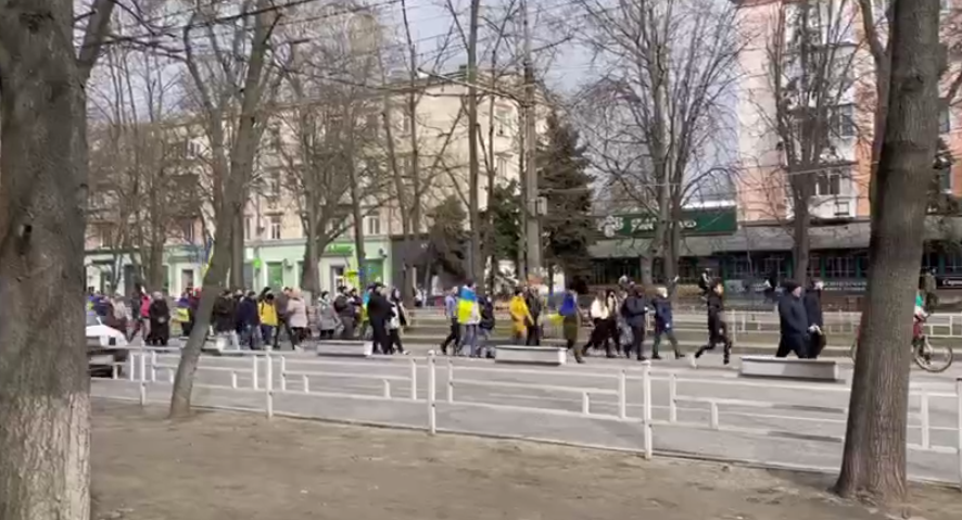 Жители Херсона вышли с украинскими флагами.