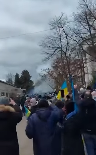 В Новой Каховке оккупанты устроили стрельбу против мирного митинга.